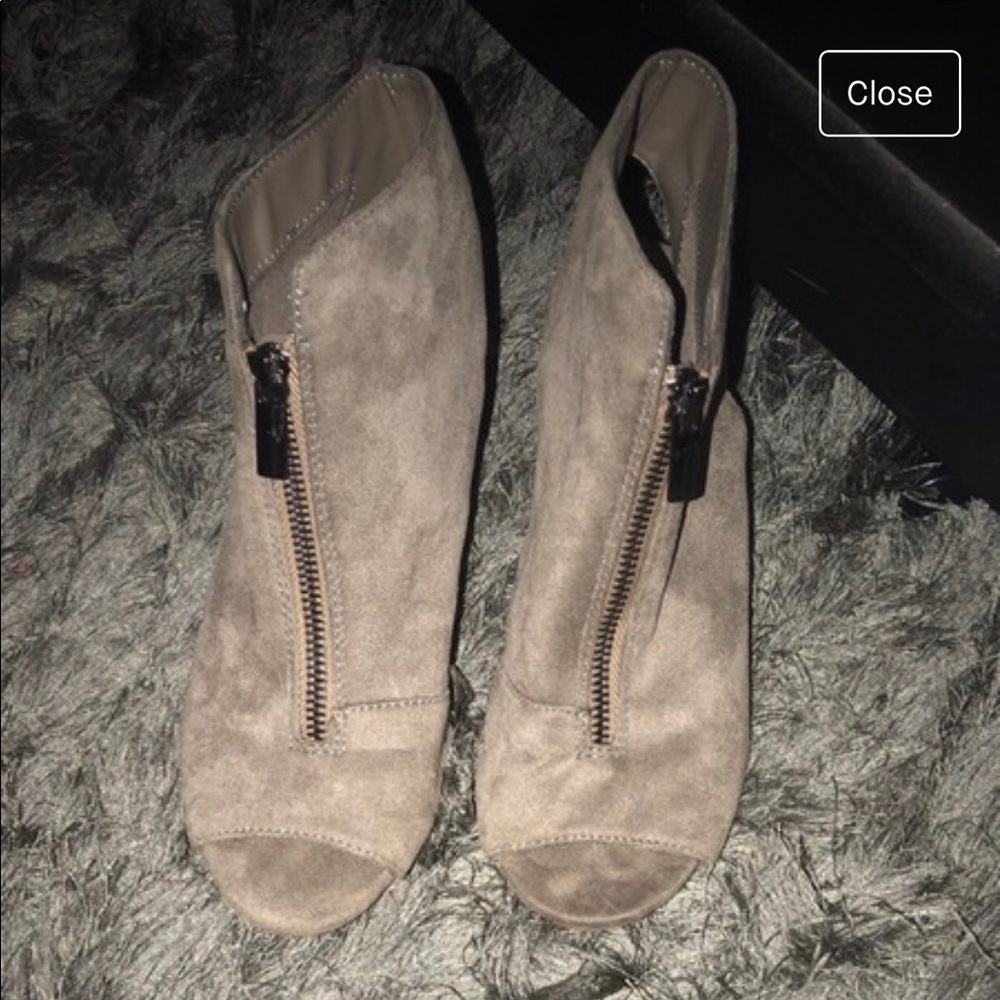 Adorable booties - Picture 3 of 3